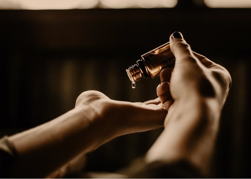 hands with essential oil spavia